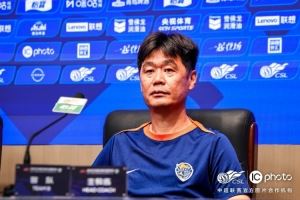 李霄鹏：最近队员训练比较辛苦，到深圳之后主要是适应天气