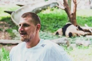 皮一下🐼掘金官推调侃约基奇参观大熊猫：别告诉他的那些马🤣