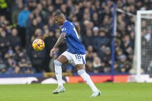 记者：阿什利-扬薪资要求不符合沃特福德结构，他很可能加盟伊镇