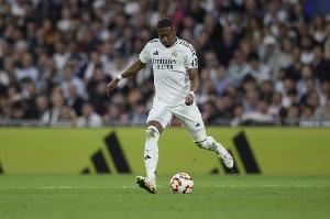 世体：皇马暂时只能继续履行阿拉巴合同，但无法获得竞技层面价值