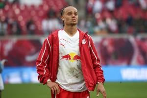 TA：切尔西和拜仁都有意西蒙斯，但都还没和莱比锡谈