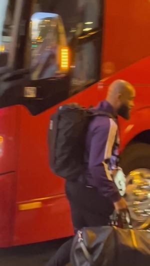 曼联抵达芝加哥，姆贝莫、库尼亚“詹库”合体！