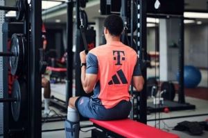 拜仁官方晒图：穆西亚拉正在努力康复，全神贯注为复出做准备