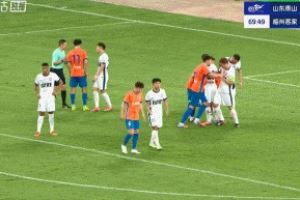 情绪非常激动！泽卡角球前放倒廖均健，被出黄牌&下轮踢蓉城停赛
