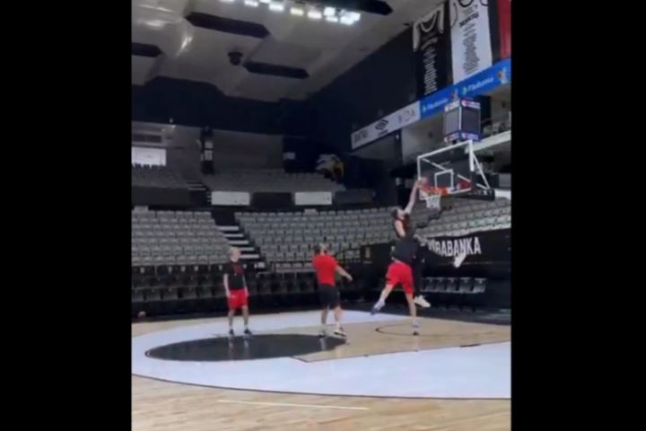 😲第一扣相当炸裂！申京继续和火箭训练师打磨控球和突破技术