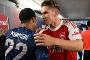 阿森纳晒约克雷斯与新队友见面视频，球员们与他拥抱表示欢迎