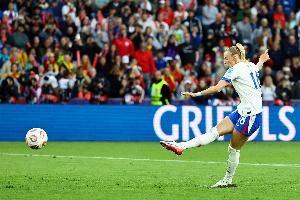 记者：英国政府宣布，计划大幅增加设施分配给女足的使用时间