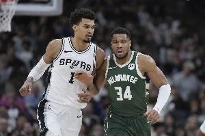 字母哥：超想要文班的第一张新秀卡😍收藏价值将媲美库詹乔