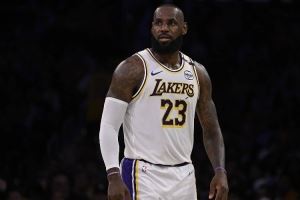 张佳玮：詹姆斯生涯季后赛+常规赛独造8万分 等于一队近10年产量