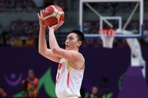 媒体人：哪怕胡明轩有一点小起伏都会被冷嘲热讽 他都是默默打球