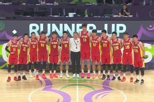 含金量很高！中国男篮整齐列队 收获亚洲杯银牌