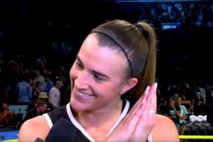 约内斯库3+1杀死比赛助队战胜联盟第一 赛后做出“晚安”动作