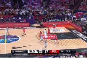 💀窒息！东契奇被波兰球员拿头防守顶离地 末节还被怼倒在地