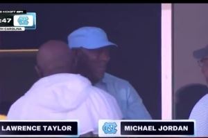 迈克尔-乔丹参加贝利奇克作为母校北卡大学橄榄球主教练的首秀