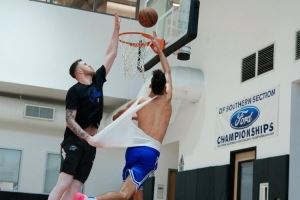 真激烈！霍姆格伦训练中对抗哈滕 衣服快被扯掉