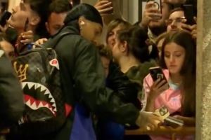 没有大碍！六台：拉菲尼亚赛后走路正常，对阵皇家社会可能休息