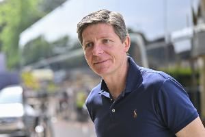 水晶宫主帅：本想冲进场庆祝绝杀红军，想到上次因此吃牌克制住了