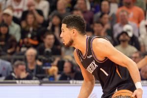 独木难支！布克上半场14中6得17分2板1助1断 罚球5中5&三分3中0