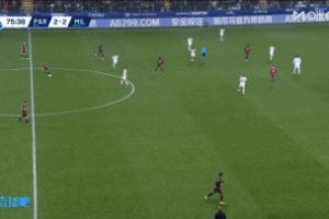 浪费良机！莱奥脚后跟精妙做球，普利西奇单刀面对门将打偏了