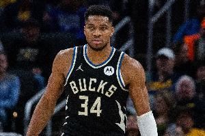 东里连中高难度三分?字母哥:只能接受 他们场均都在28分以上!